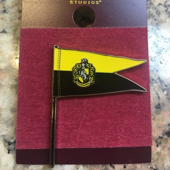 Harry Potter Hufflepuff Banner Pin 🚩 - Picture 1 of 4